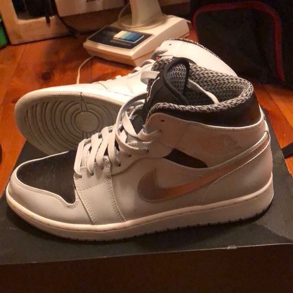 Air Jordan 1 mid- pr pltnm/ white-mtllc slvr-blk main image 5